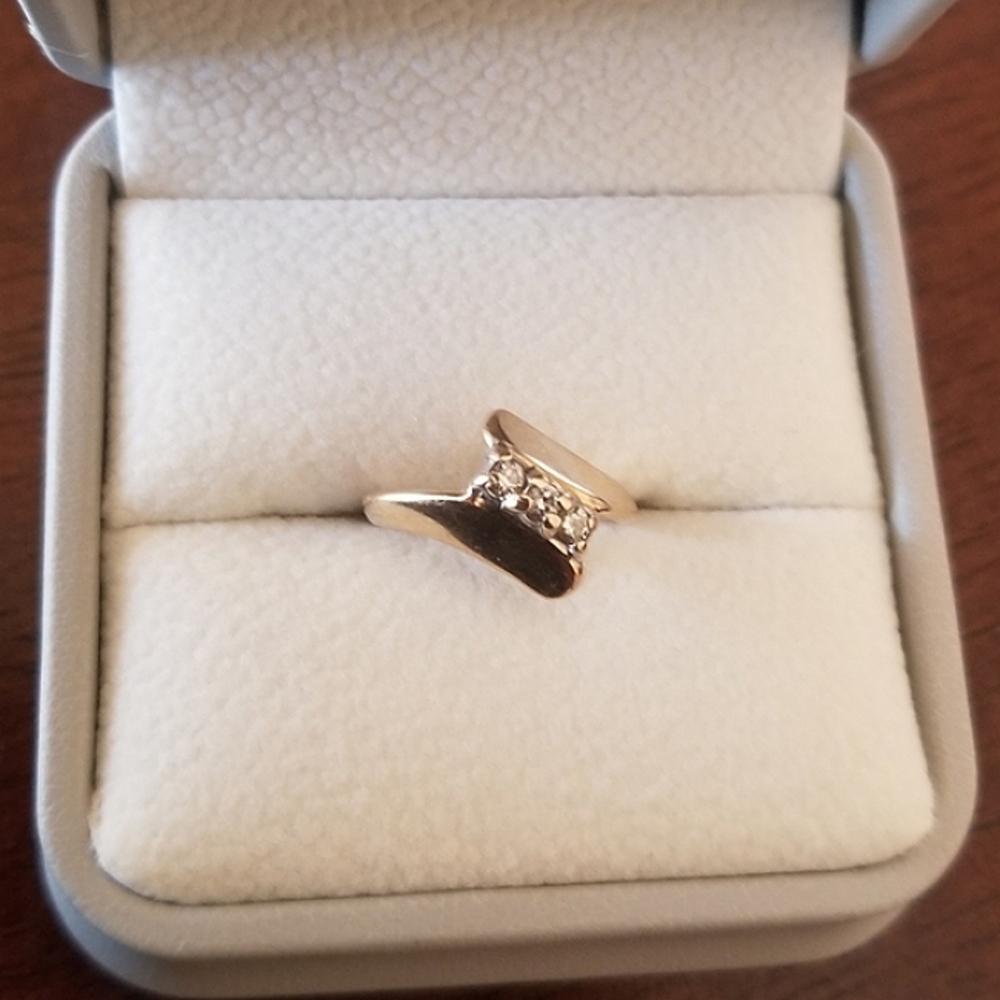 10K Gold Diamond Ring - Picture 4 of 9